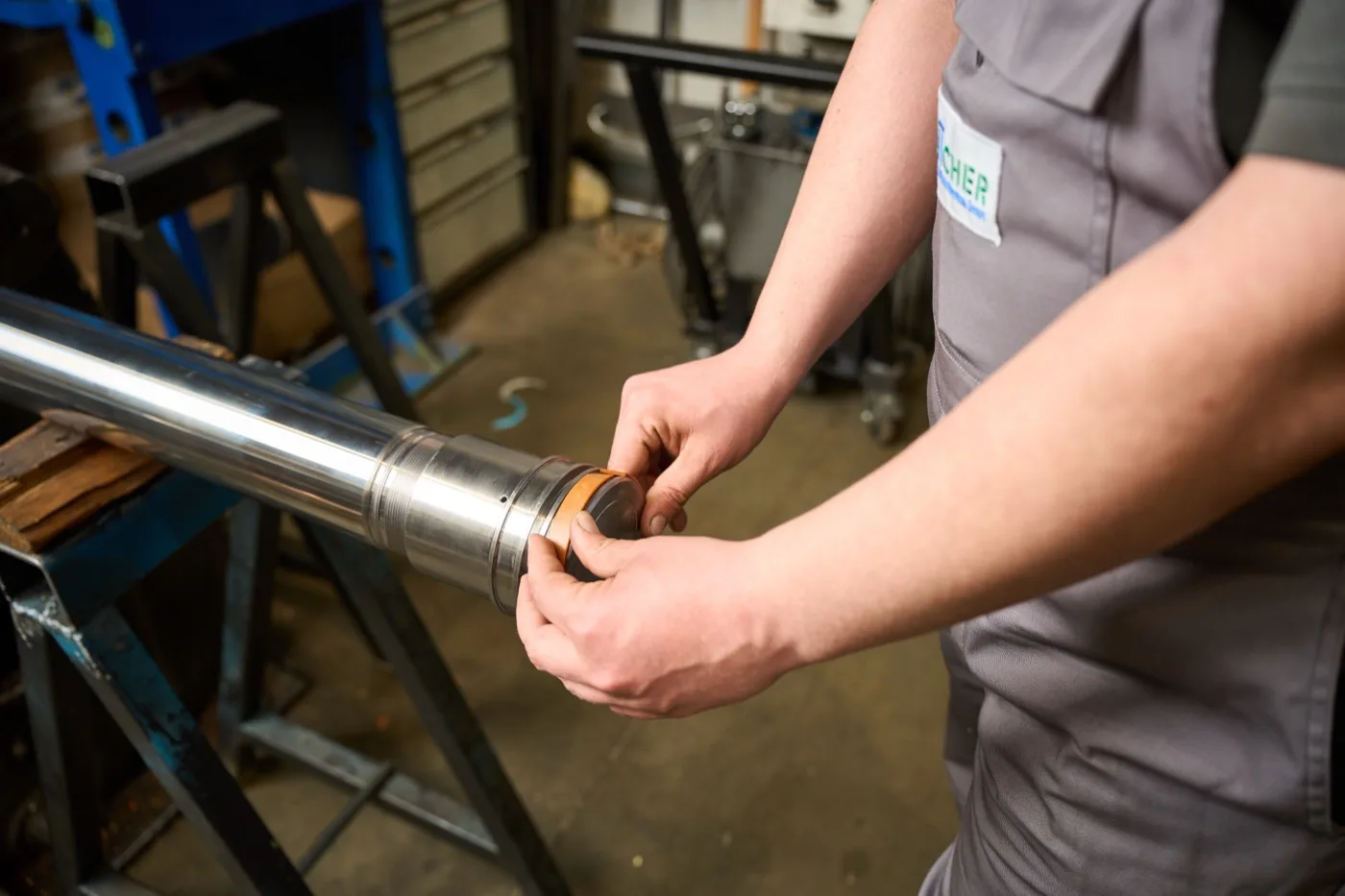 Montage eines Hydraulikzylinders in der Werkstatt