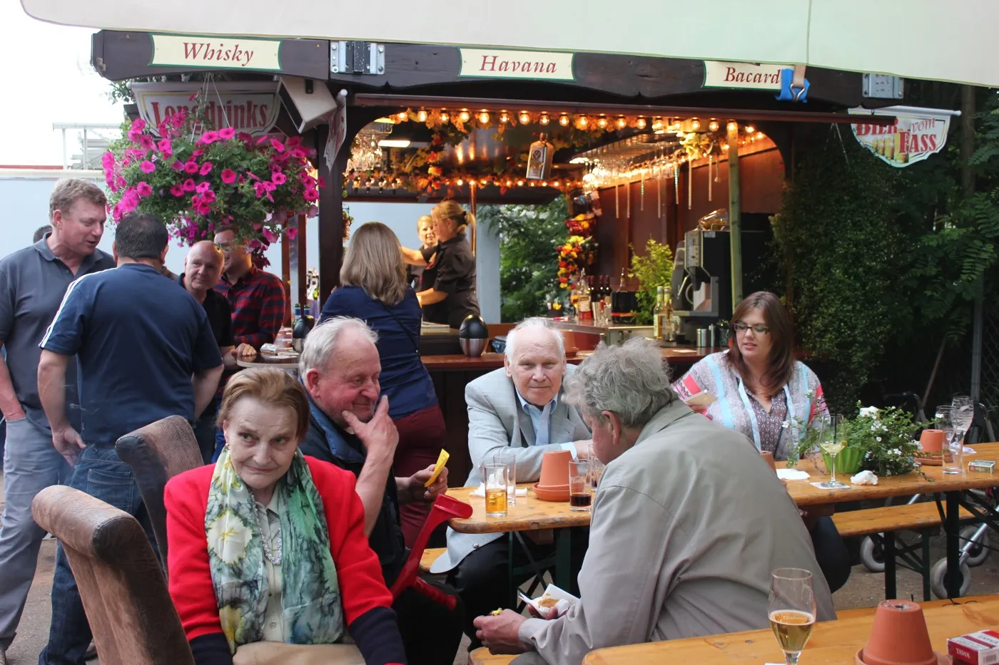 Gäste bei der Einweihungsfeier der sanierten Halle 2014
