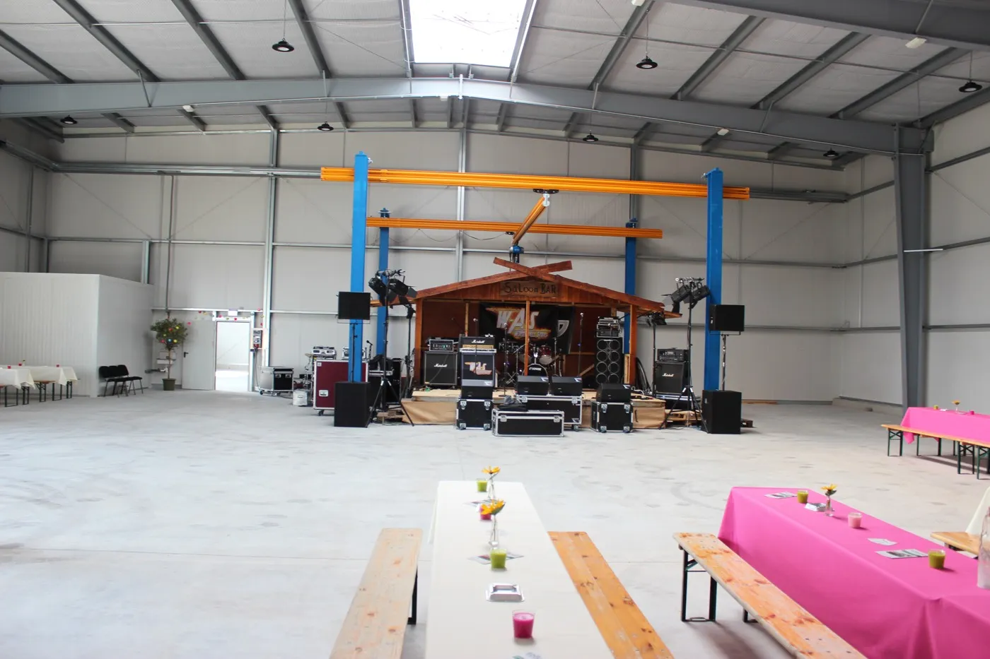 Bühne für die Livebands bei der Einweihung der neuen Halle