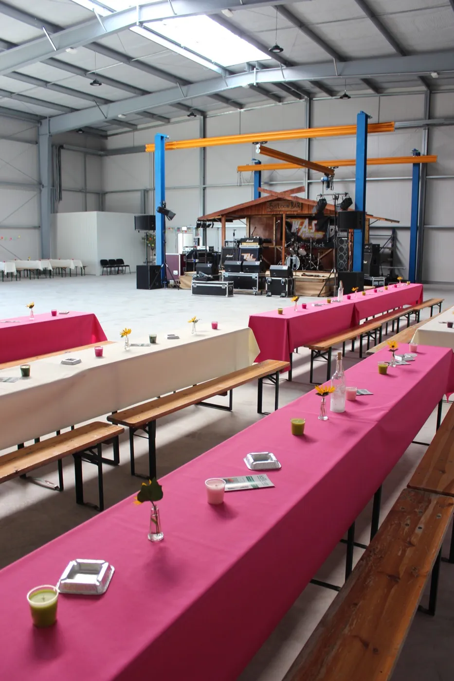 Lange Tafeln in der Halle zur Einweihungsfeier