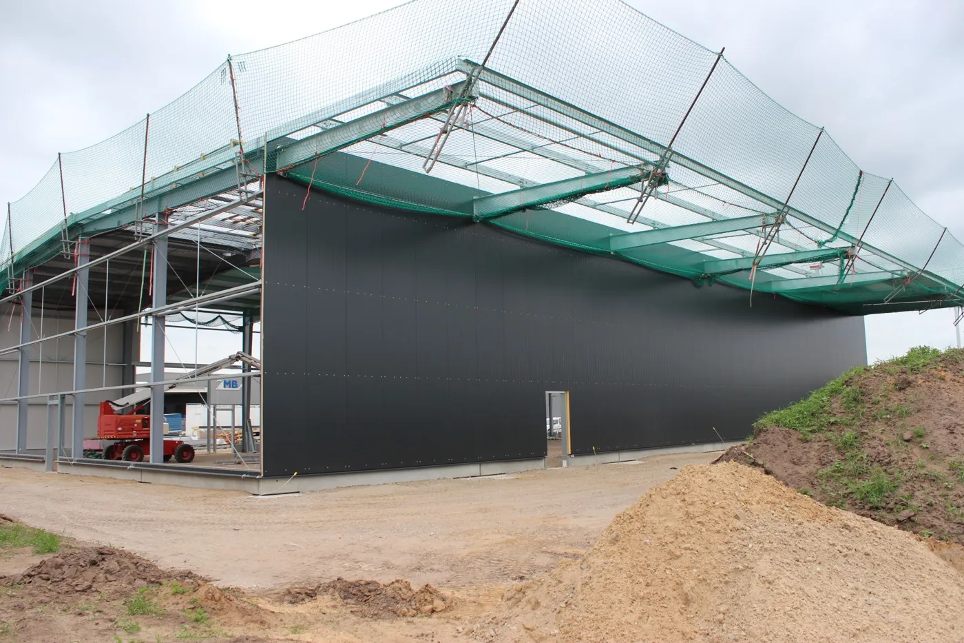 Rohbau der neuen Halle mit Stahlkonstruktion