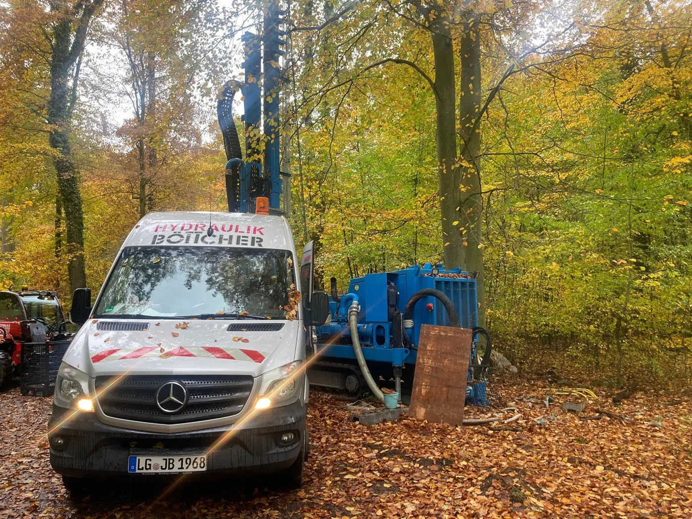 Bohranlage und Servicefahrzeug im Einsatz im Gelände
