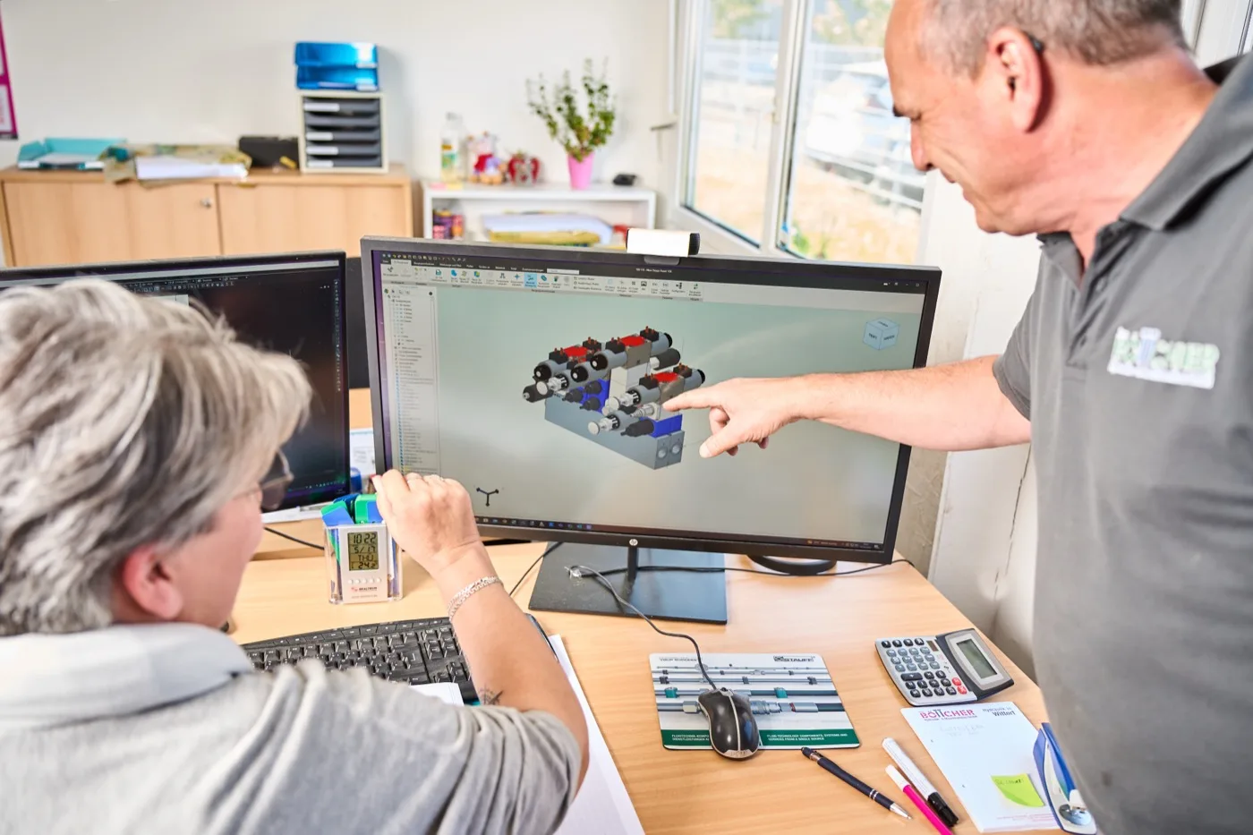 Technische Arbeitsvorbereitung und Abstimmung am Bildschirm im Büro